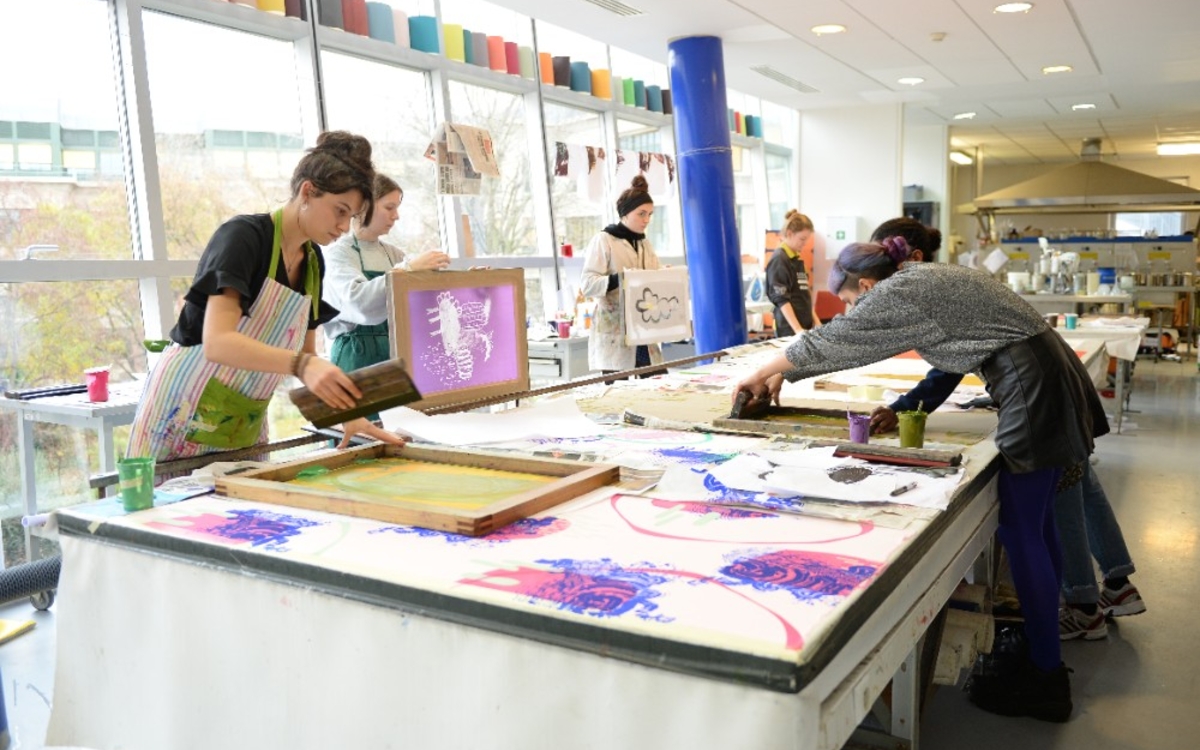 Atelier ennoblissement textile de l'École des Arts Décoratifs - Photo : Béryl Libault de la Chevasnerie