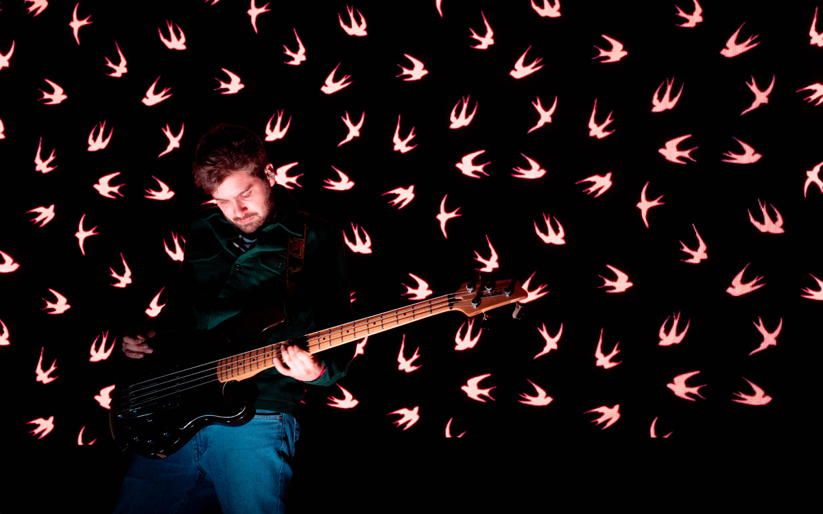 Photo sur scène du bassiste Guillaume Sanzey de À la plus Belle