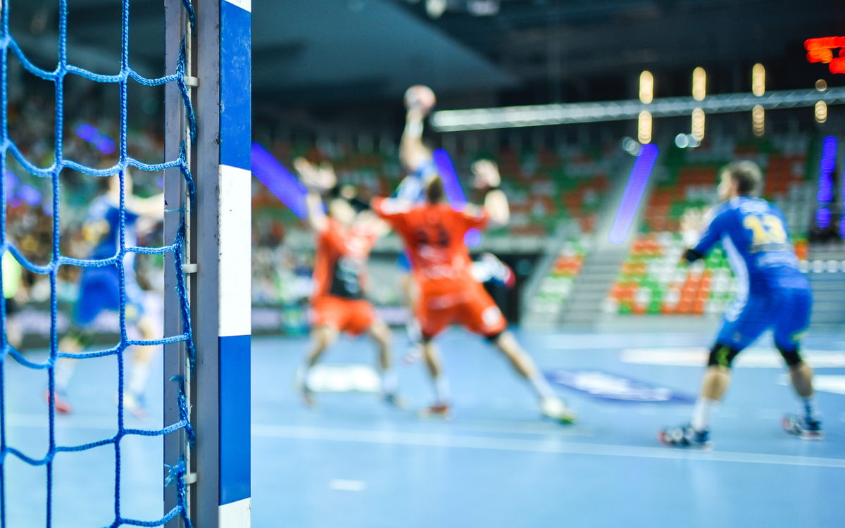 Joueurs de handball en plein match.