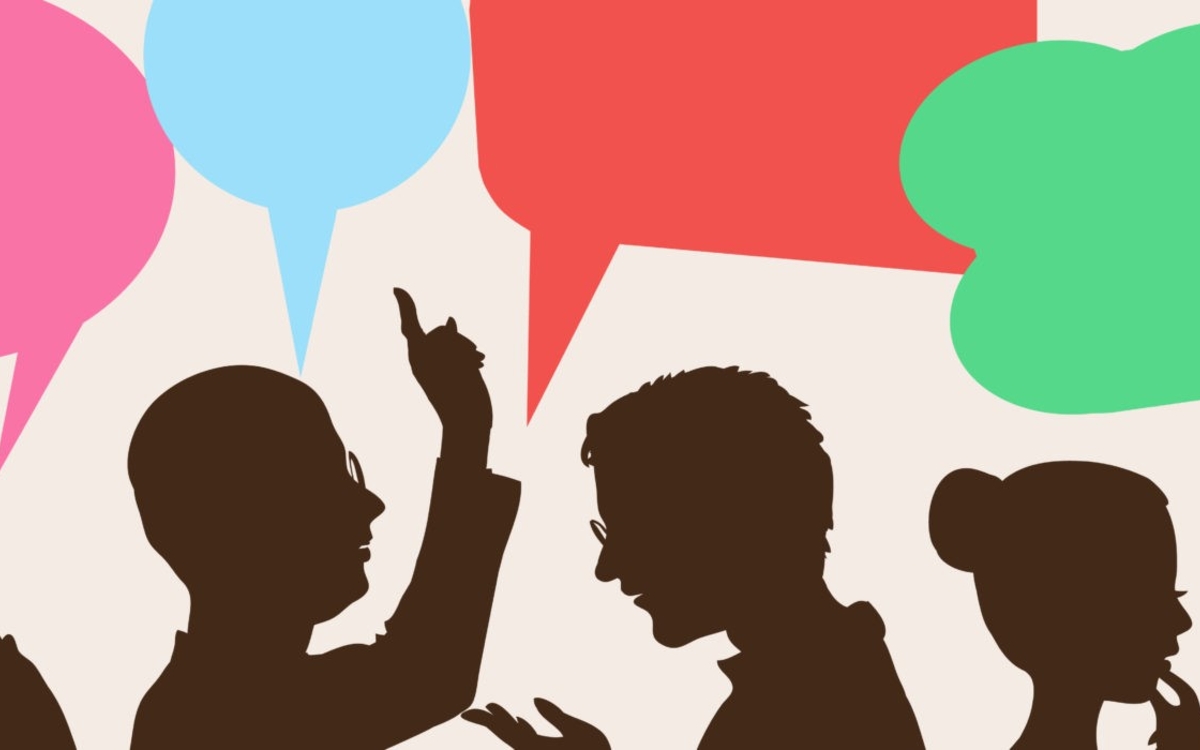 silhouettes de persnnes s'exprimant, entourées de bulle d'expression colorées