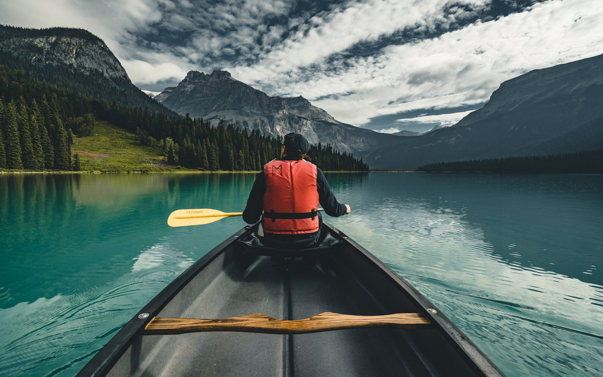 Expédition en canoë pour explorez des contrées lointaines avec des guides scientifiques qui étudient la zone 