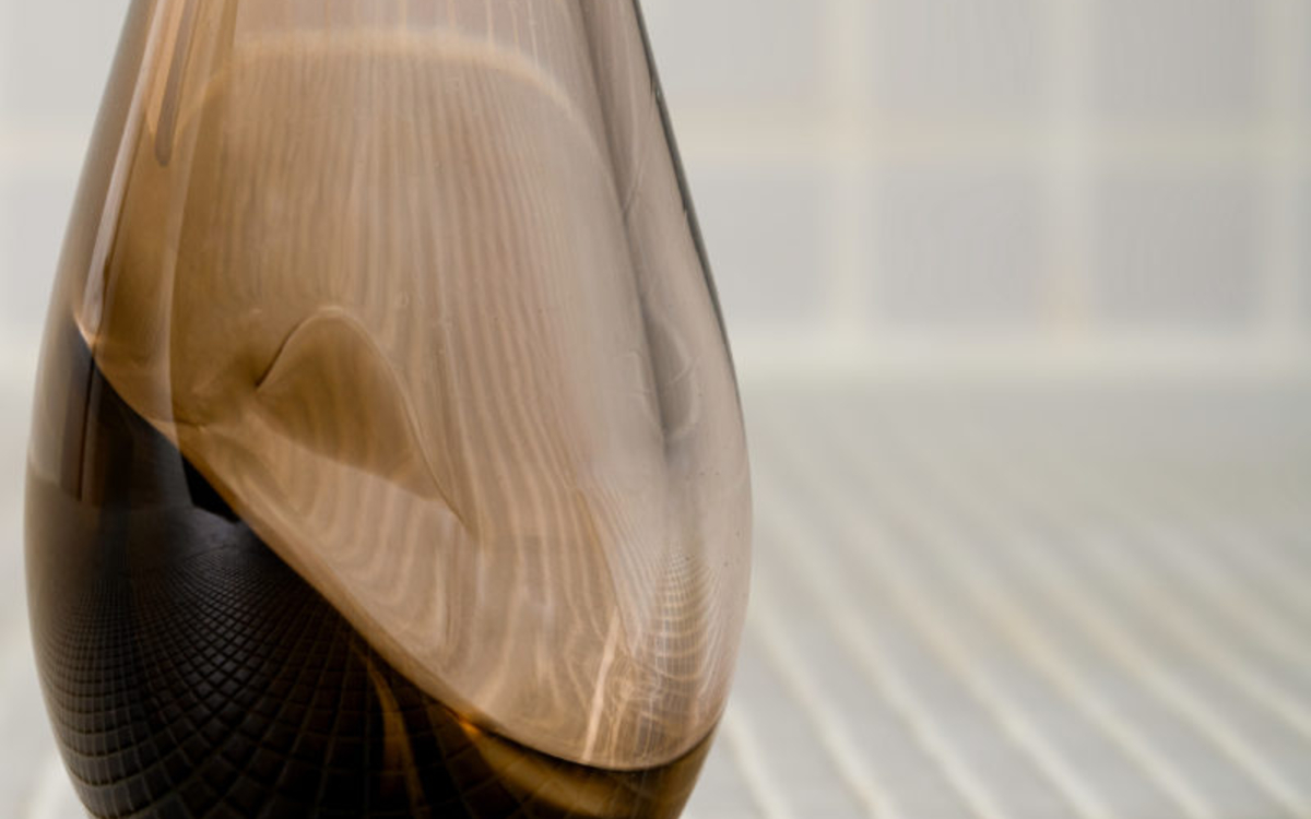 Vase lacrymatoire, Sculpture en verre soufflé, 37 x 7 cm © Aurélia Zahedi, ADAGP, Paris, 2023 Crédits : Photo par Maurine Tric