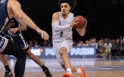 Joueur du Paris Basketball en action