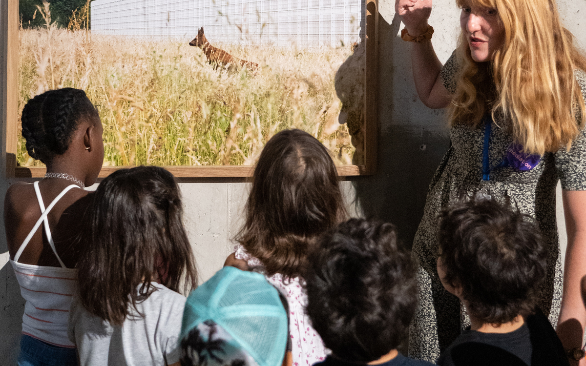 Lucie Laurent, médiatrice aux Magasins Généraux. Exposition "Regards du Grand Paris", 2022.  © Mathis Payet-Descombes