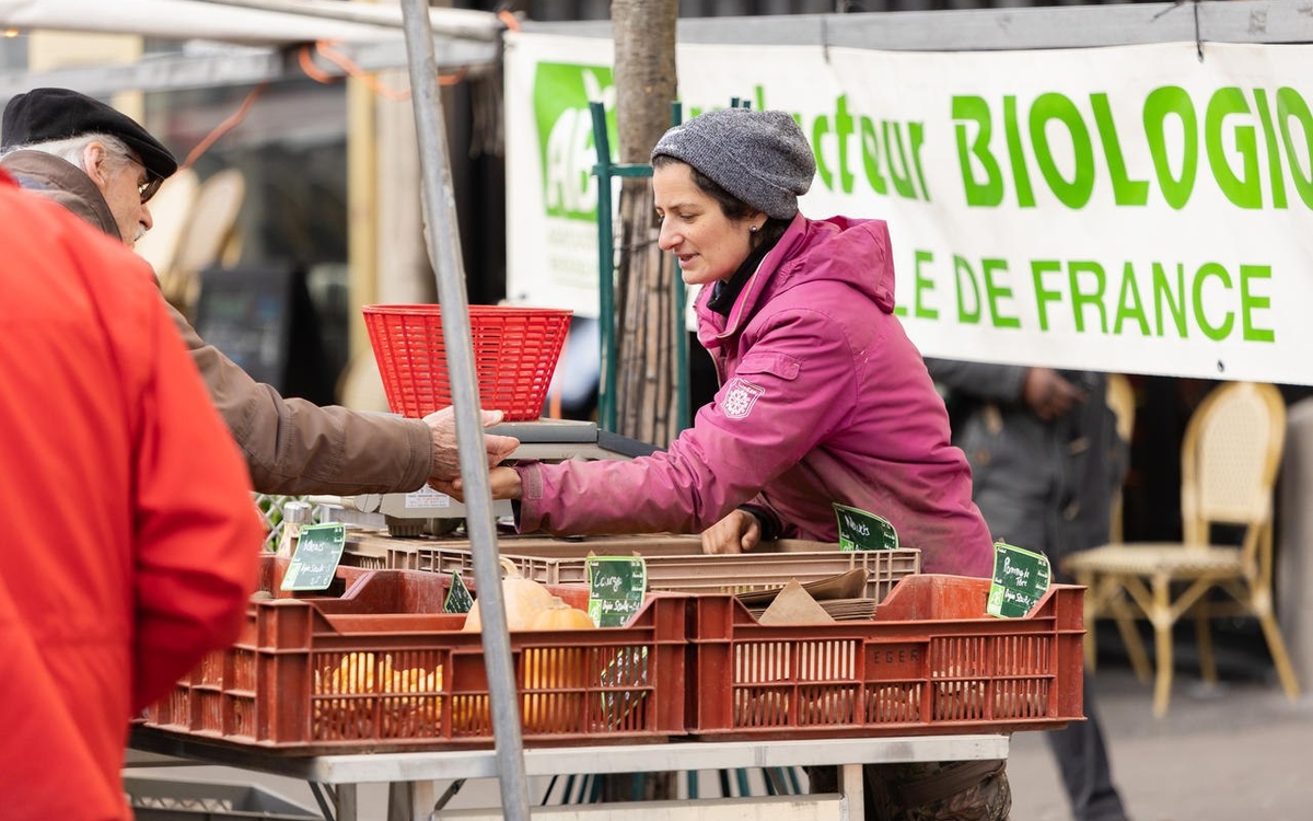 Une agricultrice sur un marché