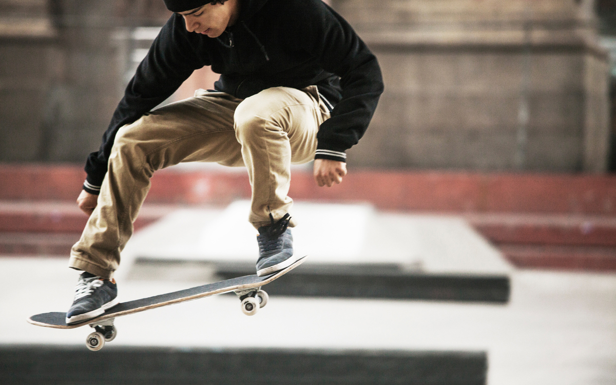 Skateur réalisant une figure.