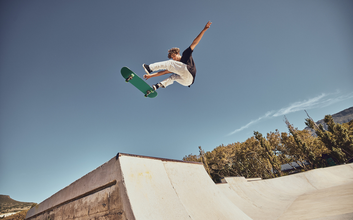 Skateur en plein saut.