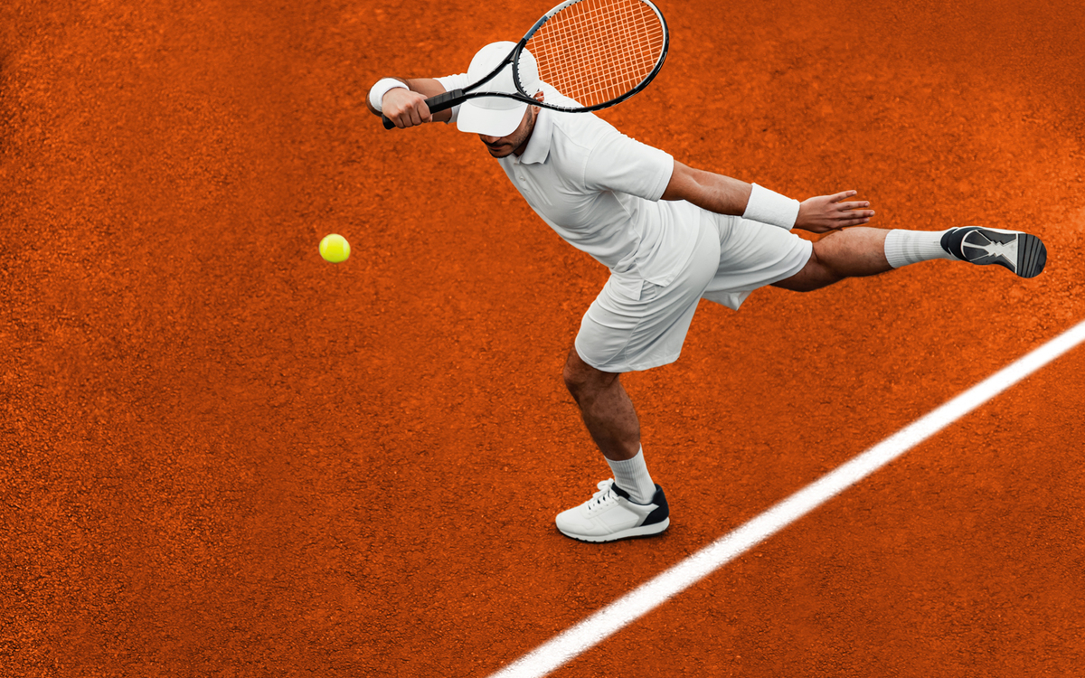 Joueur de tennis en plain match.