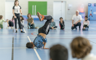 Jeune breakdancer en pleine démonstration. 