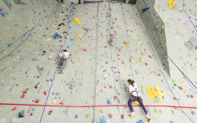 Grimpeurs en pleine escalade. 