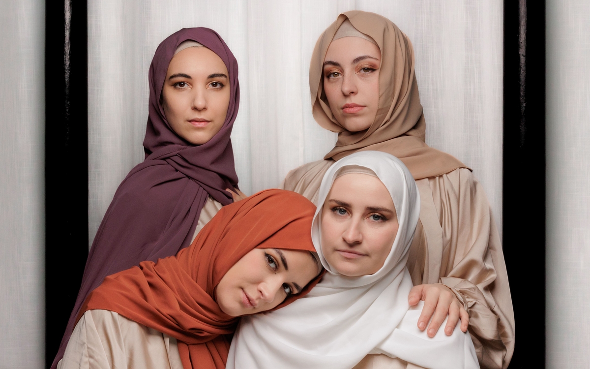 Quatre femmes voilées, incarnant les suivantes de Bérénices, les unes à côtés des autres, chacune nous regardant.