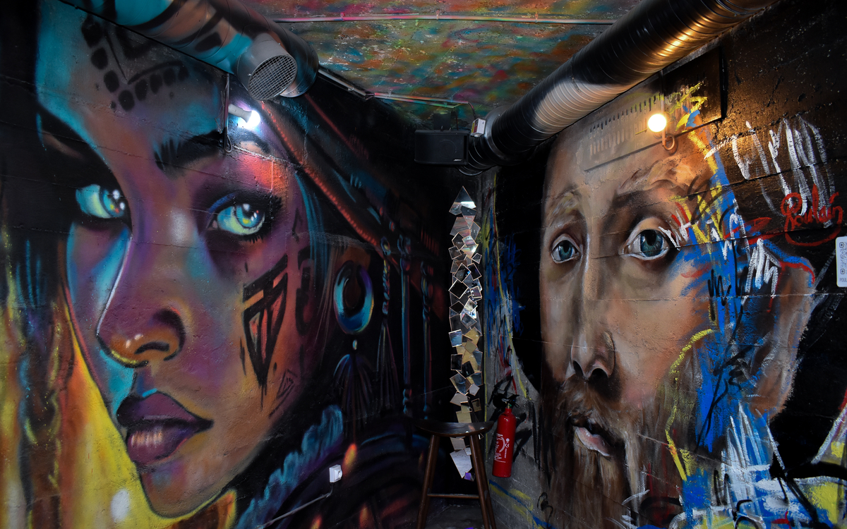 Les murs du bar Les Nouveaux Sauvages investis par le collectif de street-art L'Equipée