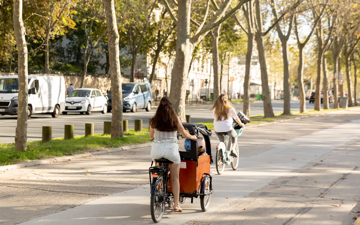 Cycliste à vélo cargo.