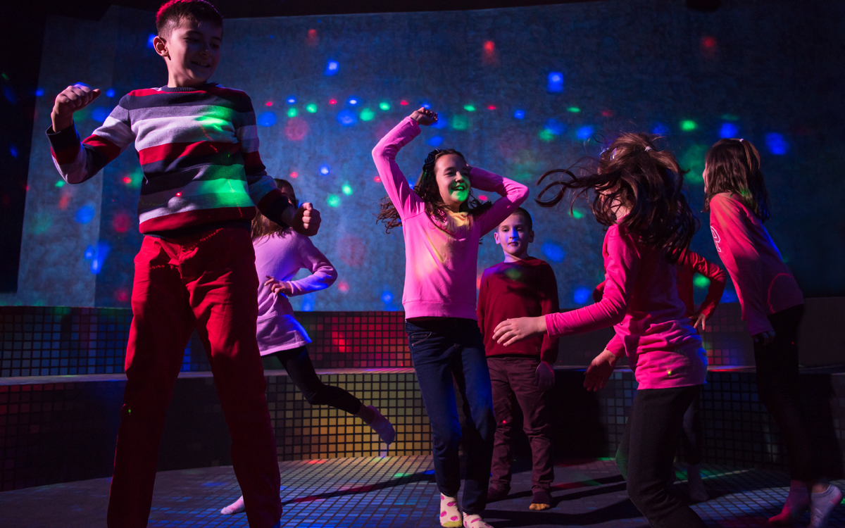 Fête dansante entre enfants.