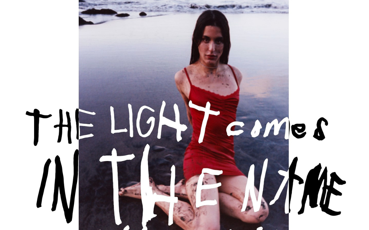 L'artiste Arca assise au milieu d'un paysage onirique 