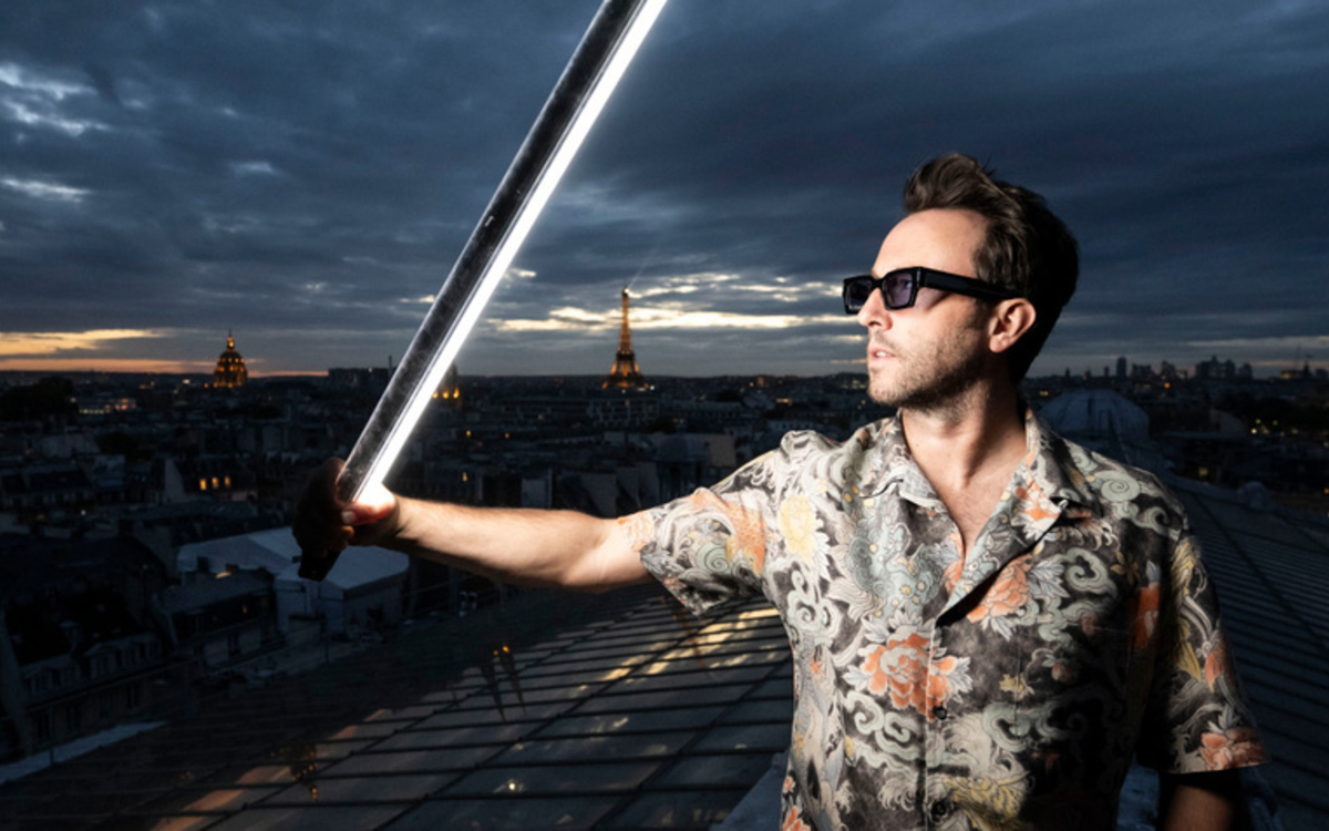 L'artiste Agoria avec Paris en arrière-plan 