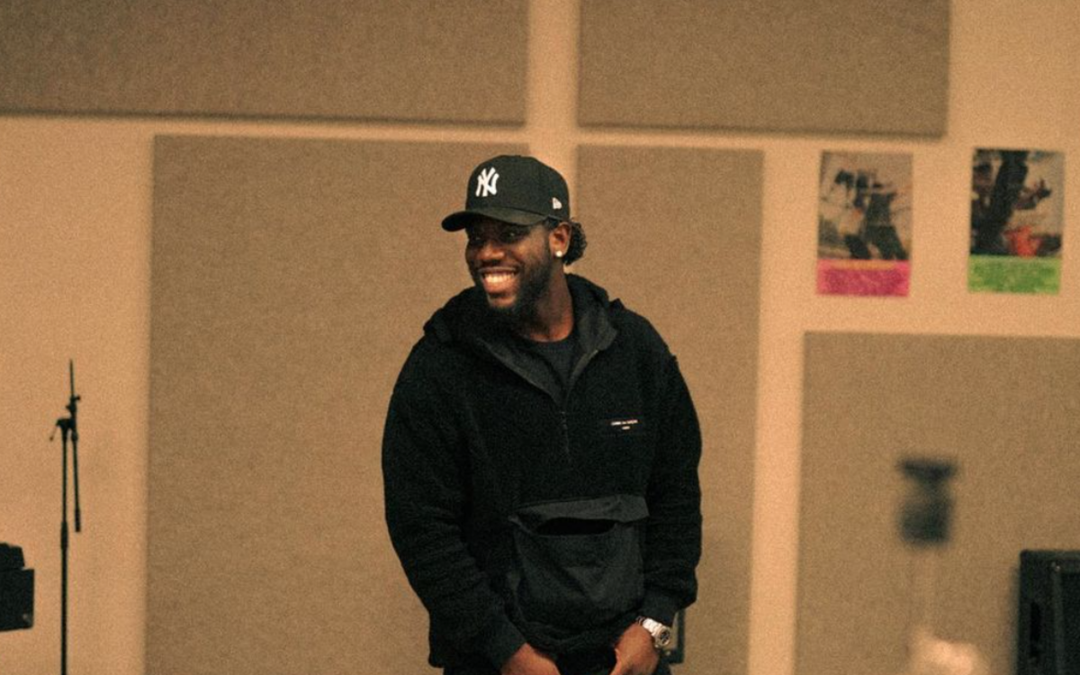 Le rappeur Dinos en coulisses