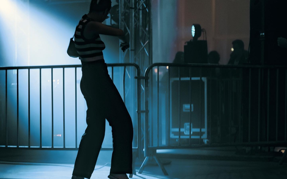Silhouette en train de danser dans une lumière bleutée