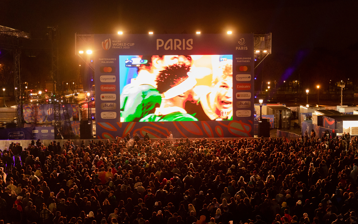 Retransmission de matchs sur grand écran.