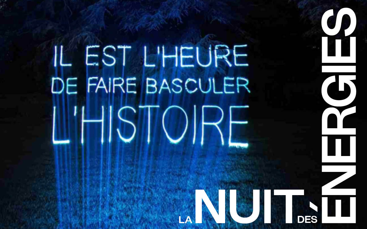 Créé en 2022, Dernière Rénovation est un collectif de résistance civile français qui revendique la rénovation thermique des bâtiments, afin de baisser les émissions de gaz à effet de serre. Le collectif s'est fait connaître par des actions non violentes spectaculaires. «Il est l'heure de faire basculer l'histoire», projection laser réalisée par Joanie Lemercier en soutien à Dernière Rénovation, juin 2023 © Joanie Lemercier