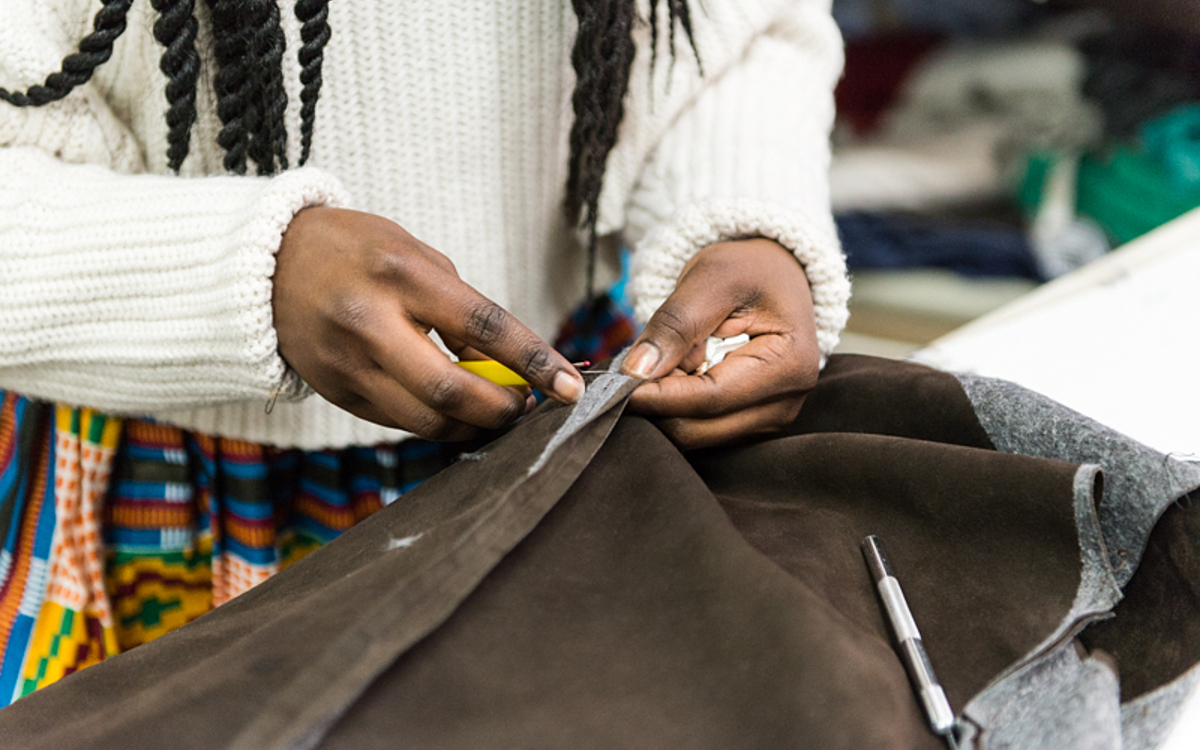 Mains effectuant de la couture 