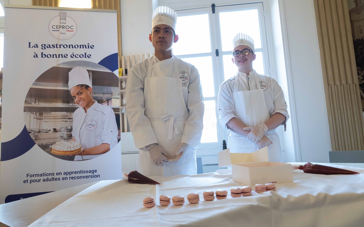 2 jeunes apprentis devant des macarons réalisés lors d'un forum