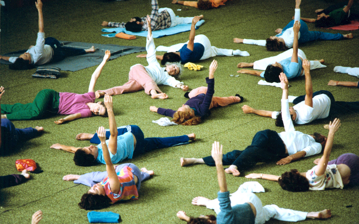 Des personnes alongées réalisent des mouvements lents