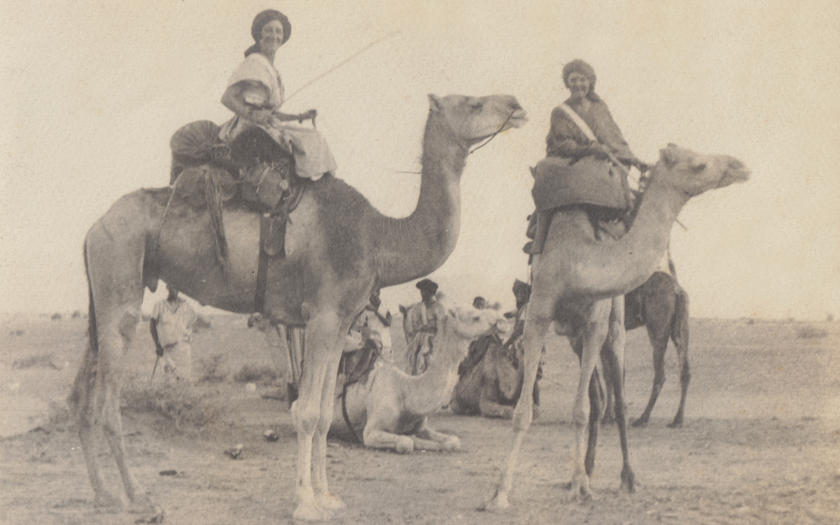 Odette Du Puigaudeau sur un chameau en 1934