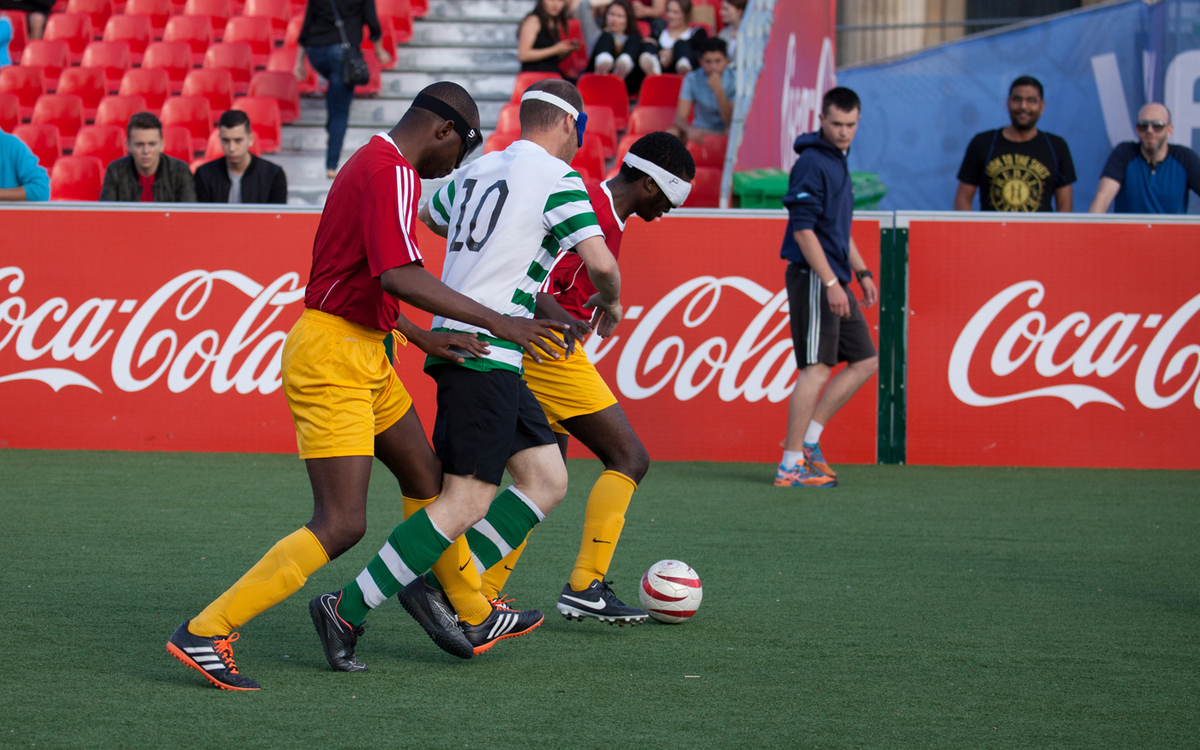 Joueurs de cecifoot en action sur le terrain