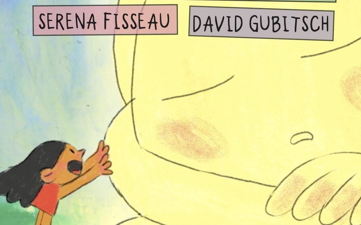 Une petite fille brune avec une robe rouge pousse une créature géante jaune assoupie