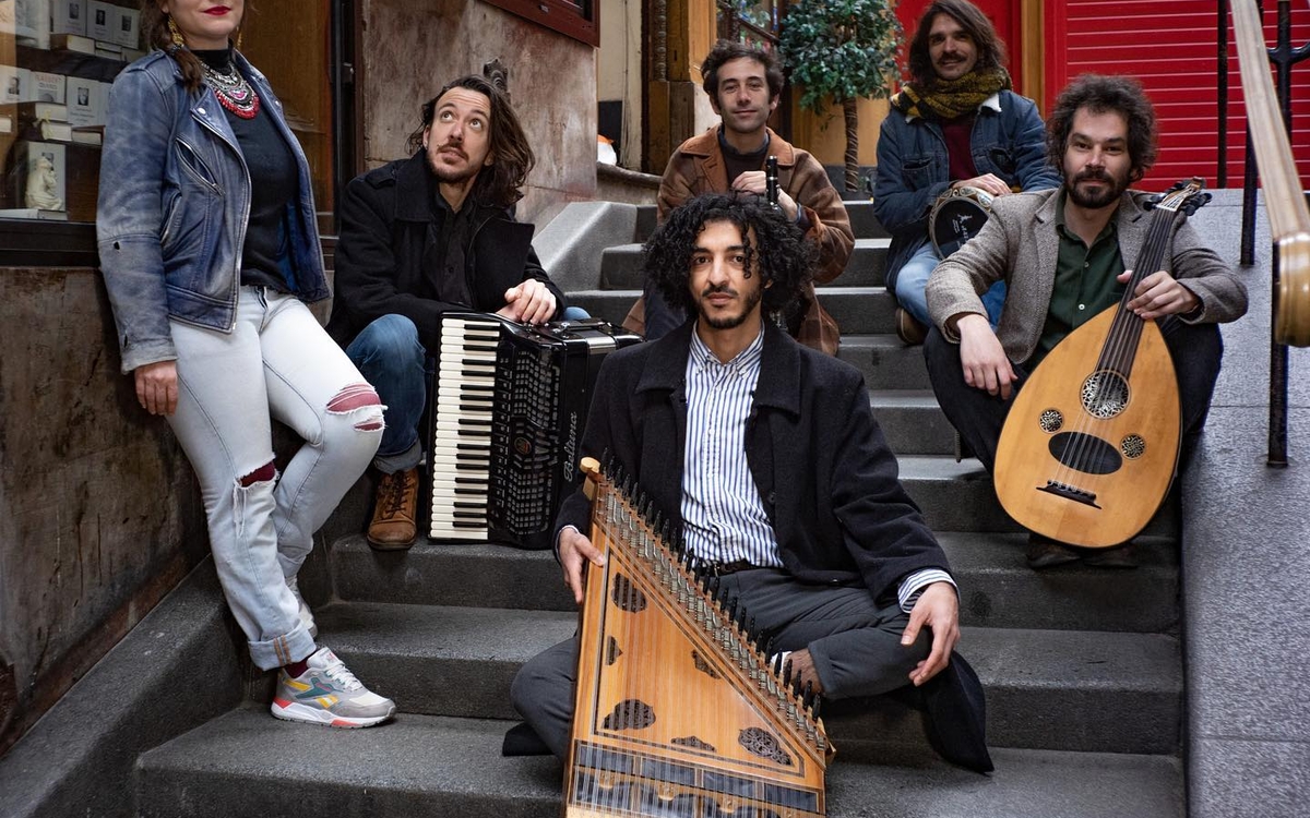 Le groupe Assafir accompagné de leurs instruments 