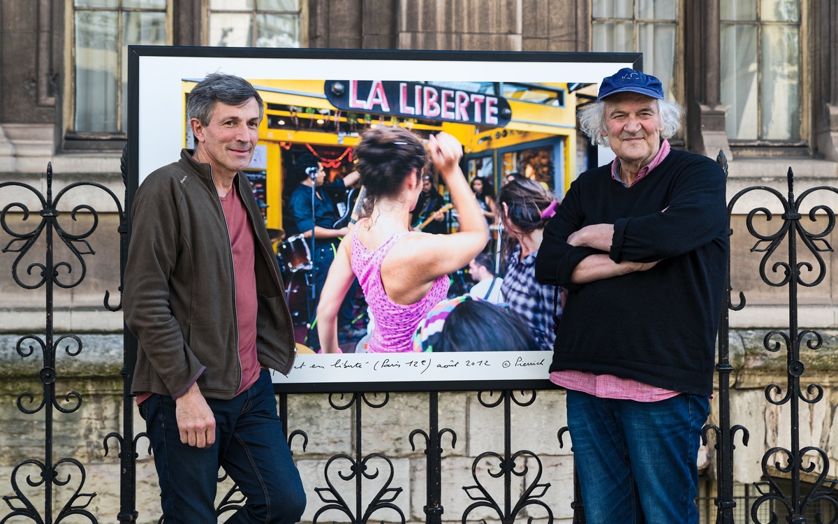 Pierrick Bourgault et Pierre Josse, lors de leur exposition "Au bonheur des bistrots" à l'Hôtel de Ville