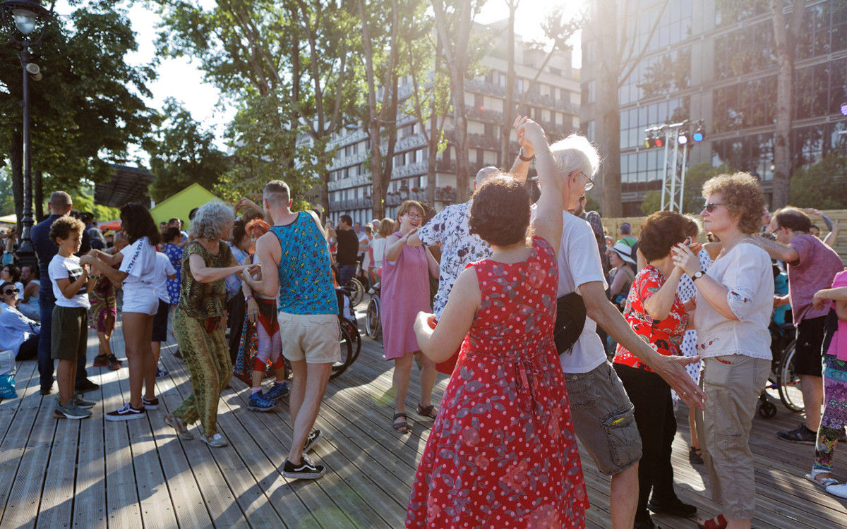 Personnes dansant lors d'un bal parisien