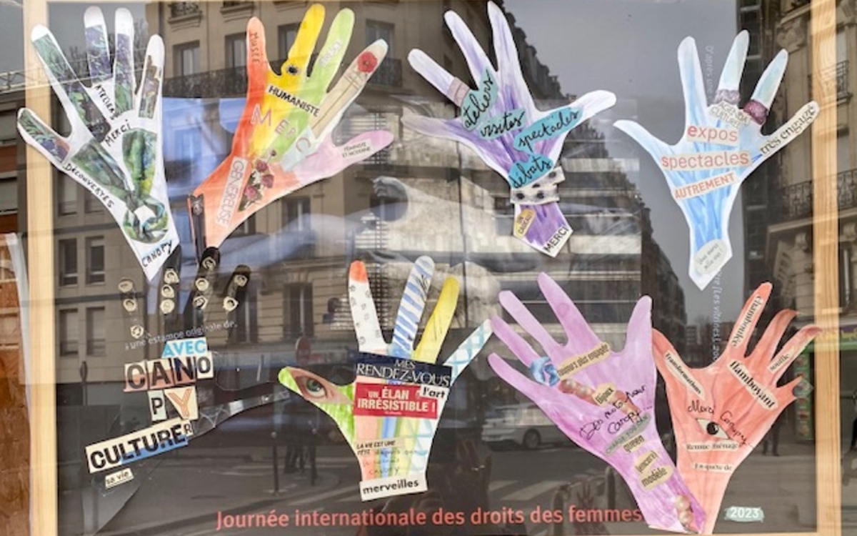 Images des mains colorees pour celebrer la journee de la femmes