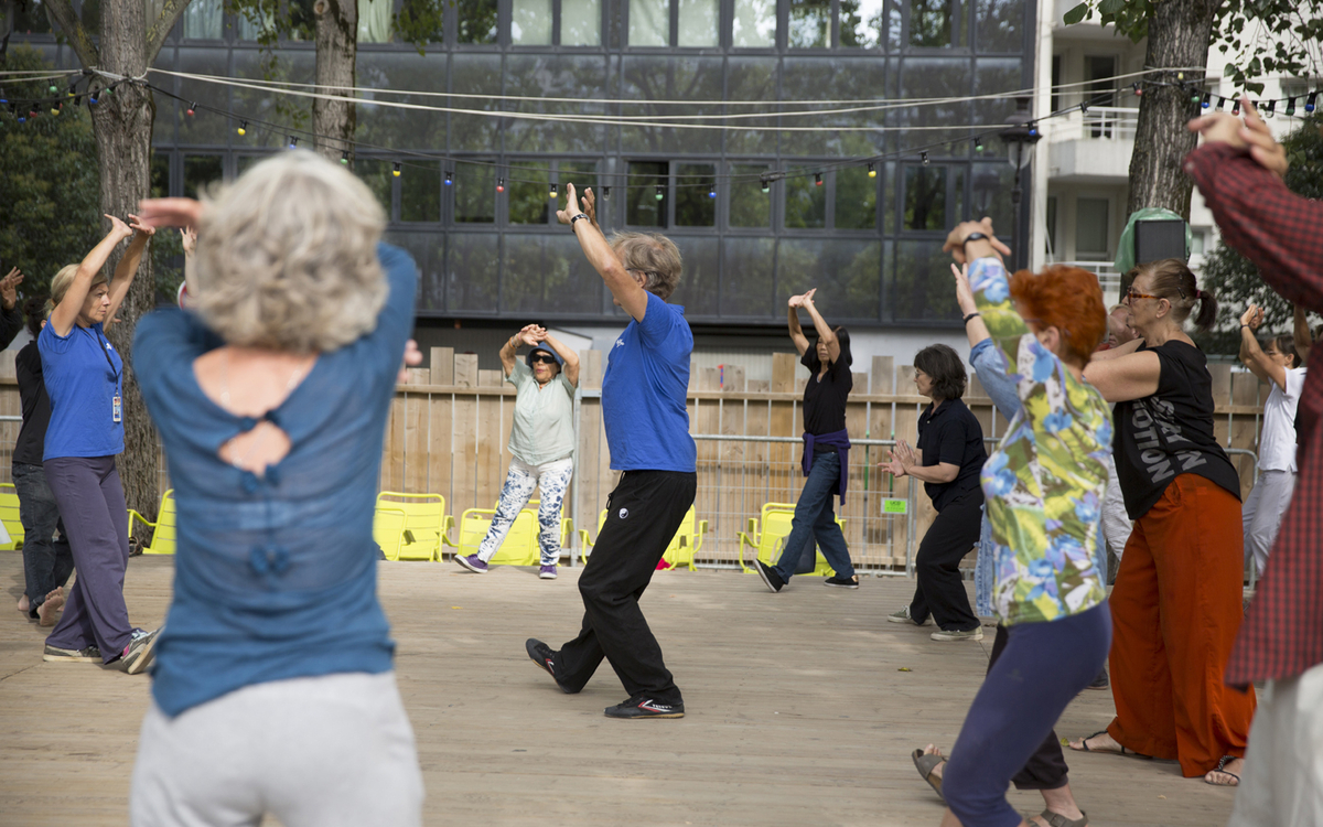 Personnes s'adonnant aux joies du sport en plein air.