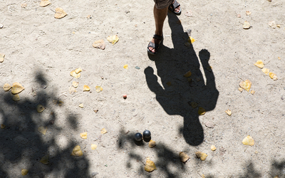 Personne jouant à la pétanque