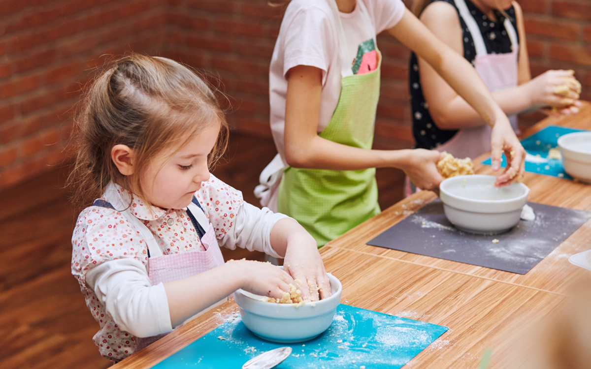 Atelier de cuisine avec des enfants.