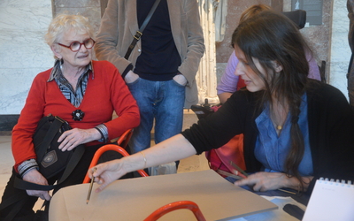 Séance de dessin au Louvre ; chaque participant est accompagné dans son dessin pas à pas