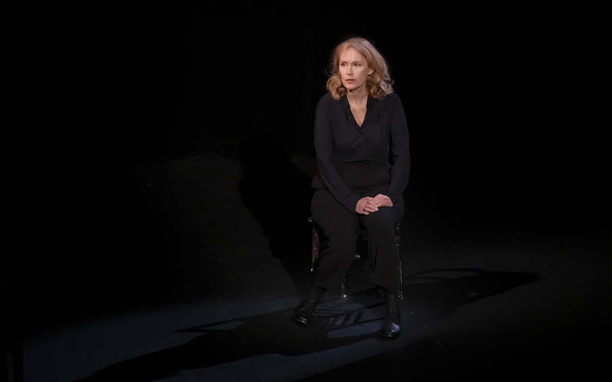 La comédienne Marianne Basler au milieu d'un décor épuré 