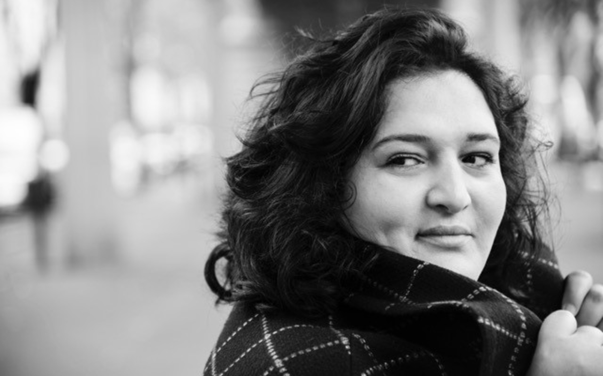 portrait Sofia Aouine en noir et blanc