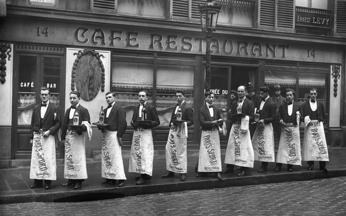 Passage de la course des garçons de café. Paris, place de l'Opéra, juillet 1941.