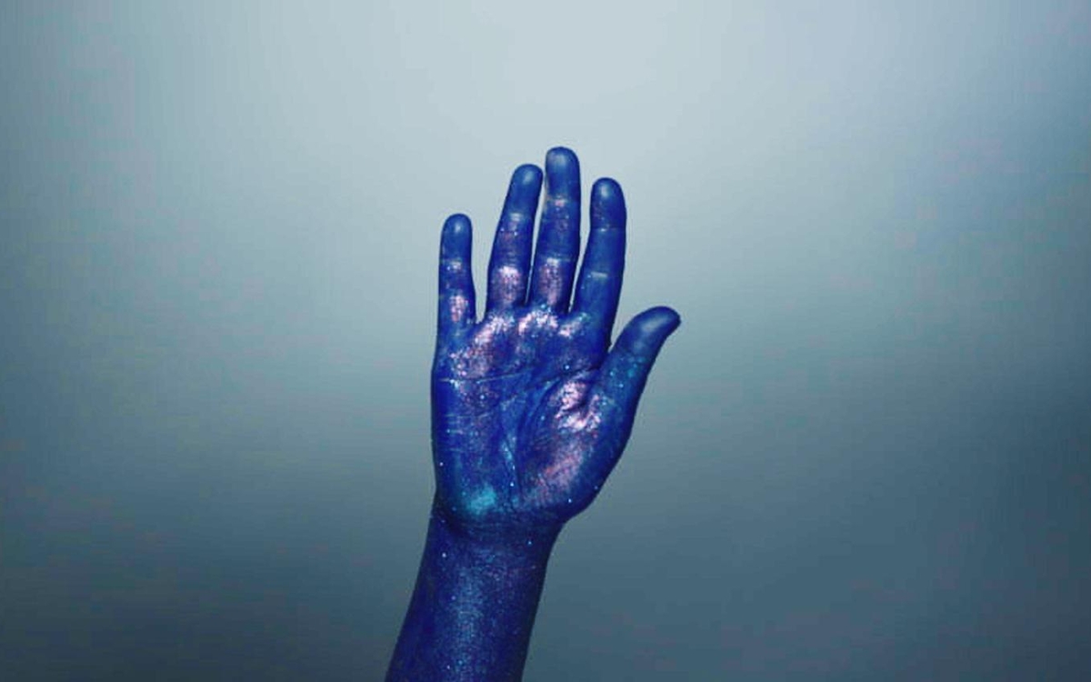 Il s'agit d'une main peinte en bleu qui fait partie d'un rituel au Pakistan