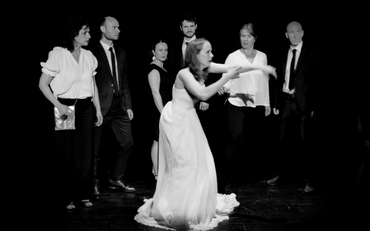 Groupe de personnes entourant une jeune femme