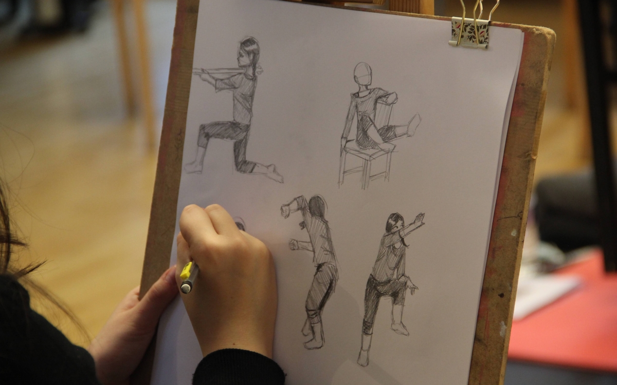 Dessin sur chevalet par une adolescente