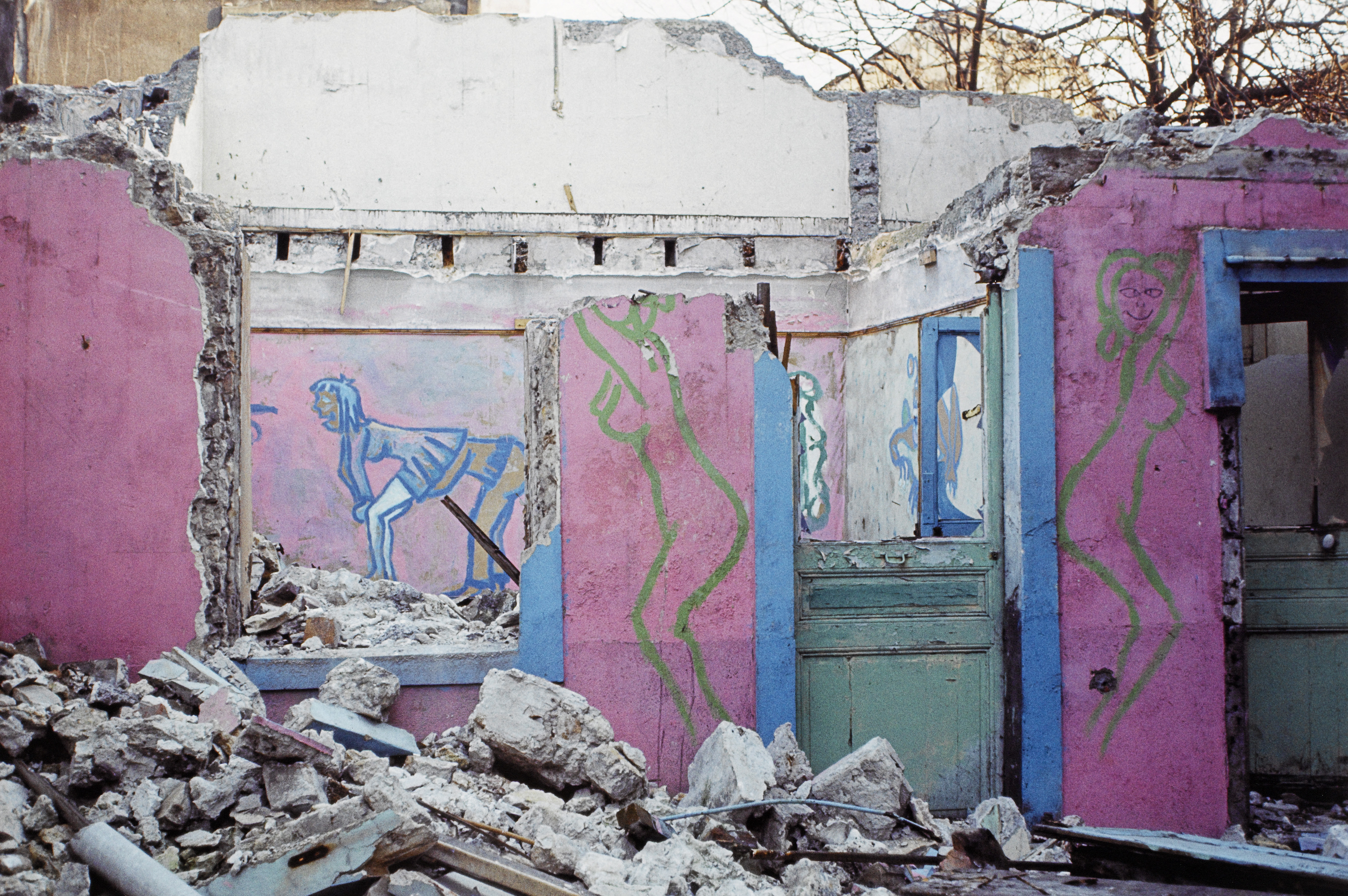 Murs démolis avec des graffitis 