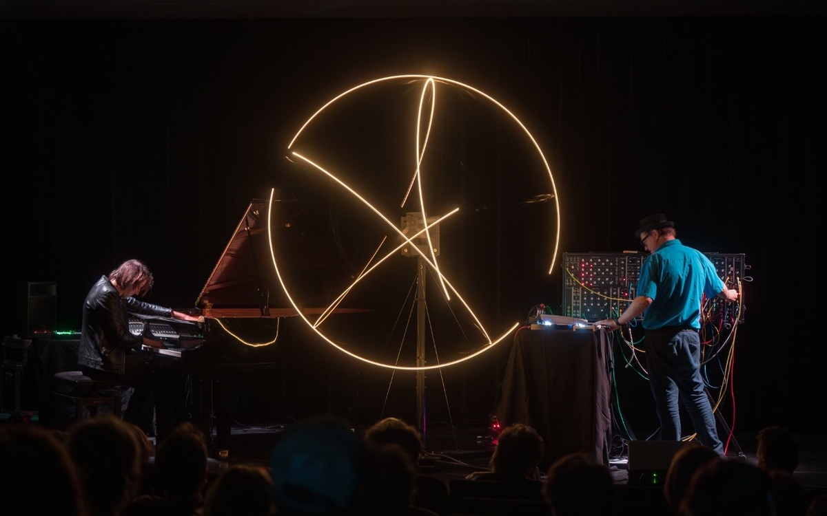 Une installation dynamique en plein air mêlant son de claviers et mouvements lumineux