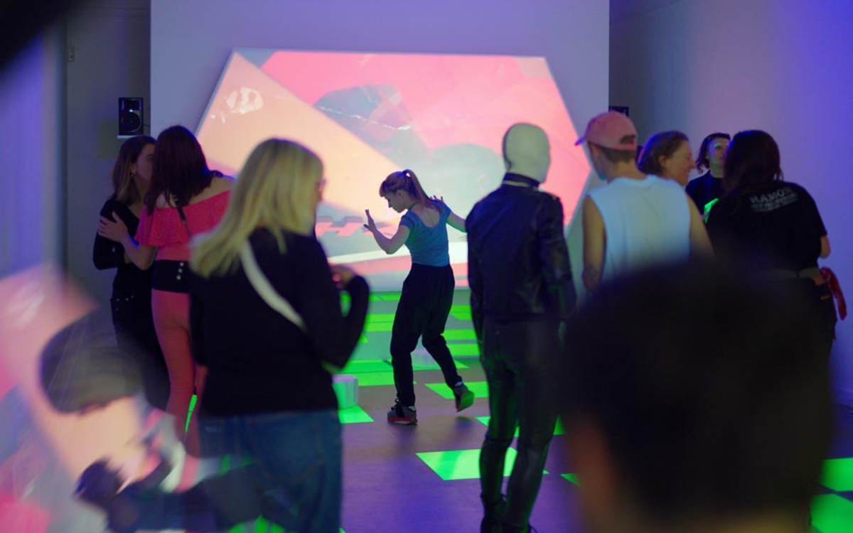 Personnes qui dansent dans une exposition disco avec des lumières fluorescentes en intérieur