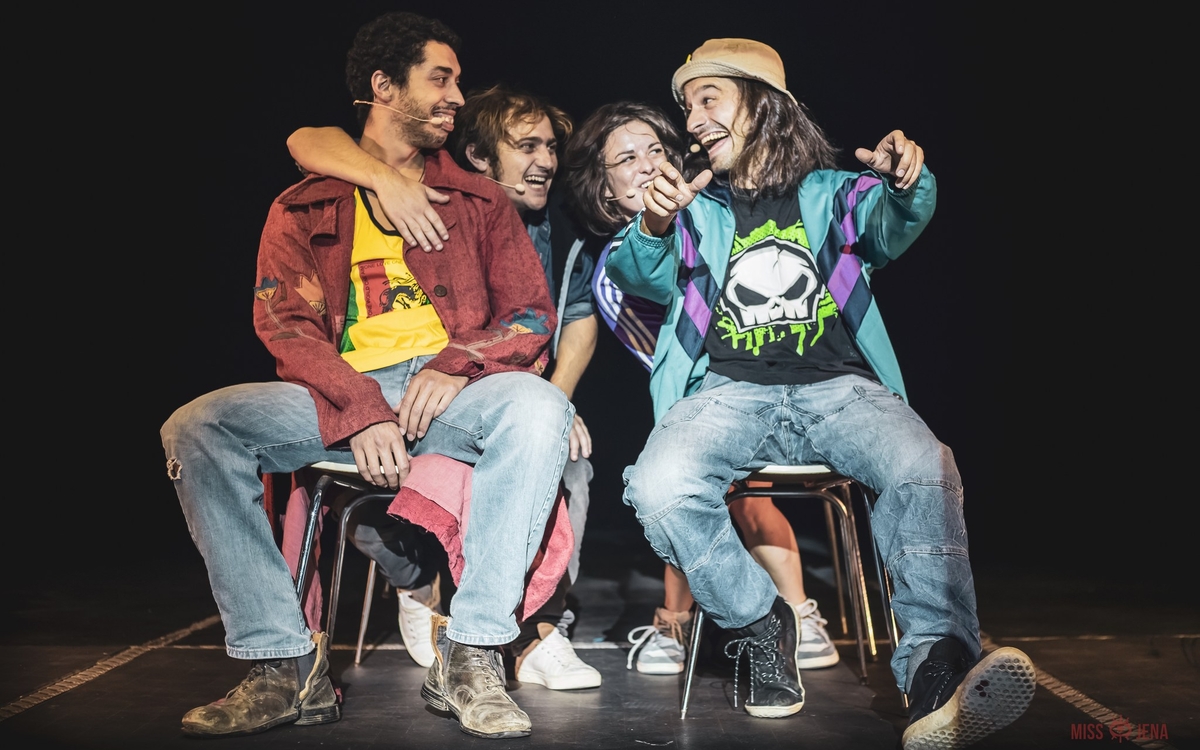 Troupe de jeunes comédiens souriants simule une scène dans une voiture 