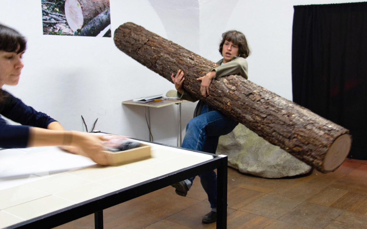 Performance-spectacle de Lorette Pouillon avec Yasmine Berthoin