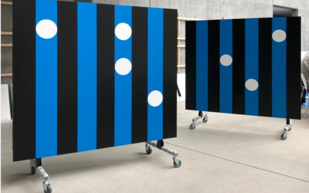 Table de ping pong peinte avec des motifs